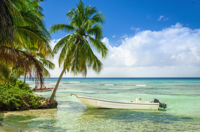 Boot an einem Strand in der Dominikanischen Republik