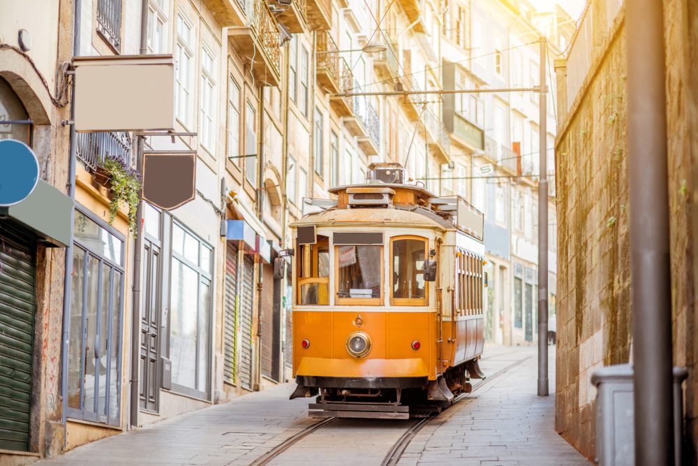 Tram in der Altstadt von Lissabon