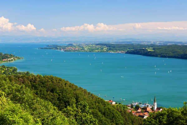 Bodensee mit Alpen im Hintergrund