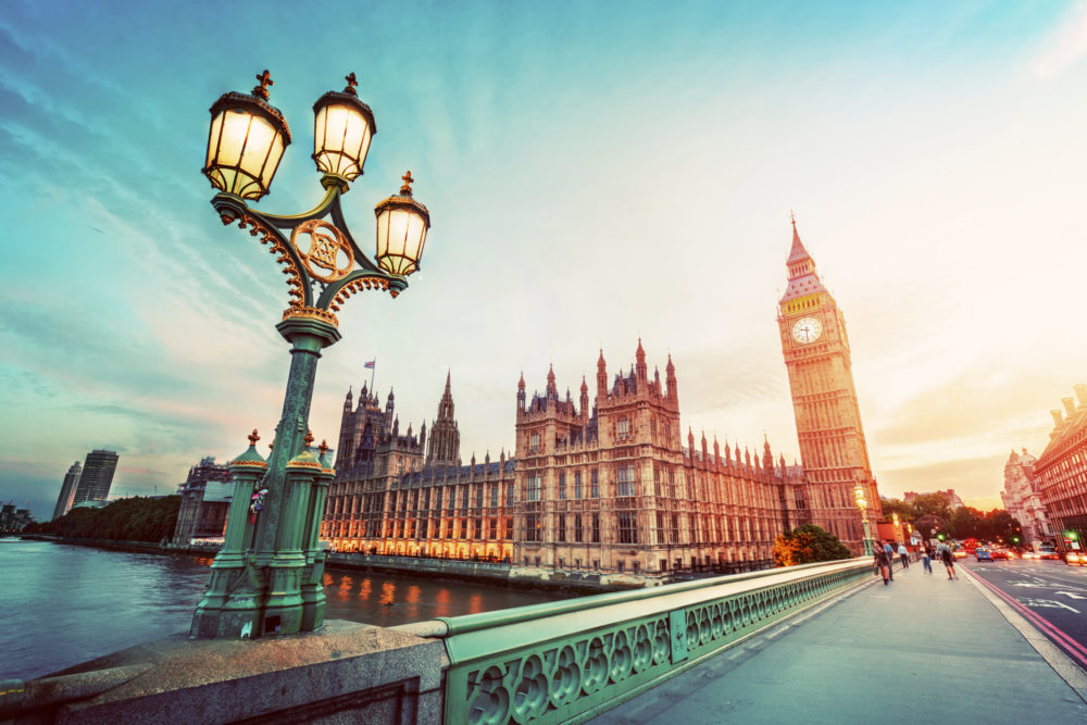 Big Ben mit Lampe am Abend