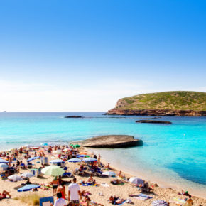 Traum von Ibiza: 8 Tage im schönen 3* Strandhotel mit Pool inkl. Frühstück & Flug nur 215€