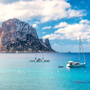 We're going to Ibiza: 3 Tage mit TOP Unterkunft in Strandnähe & Flug nur 84€