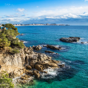 Urlaub an der Costa Brava: 6 Tage Spanien im TOP 4* Hotel am Strand mit Vollpension, Flug & Extras nur 365€