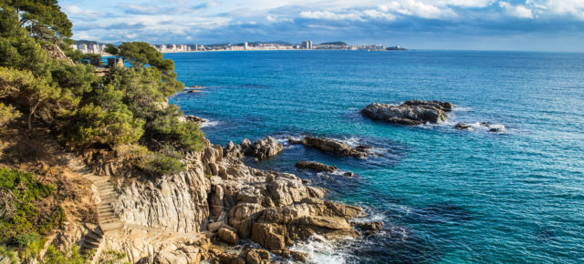 Urlaub an der Costa Brava: 6 Tage Spanien im TOP 4* Hotel am Strand mit Vollpension, Flug & Extras nur 365€