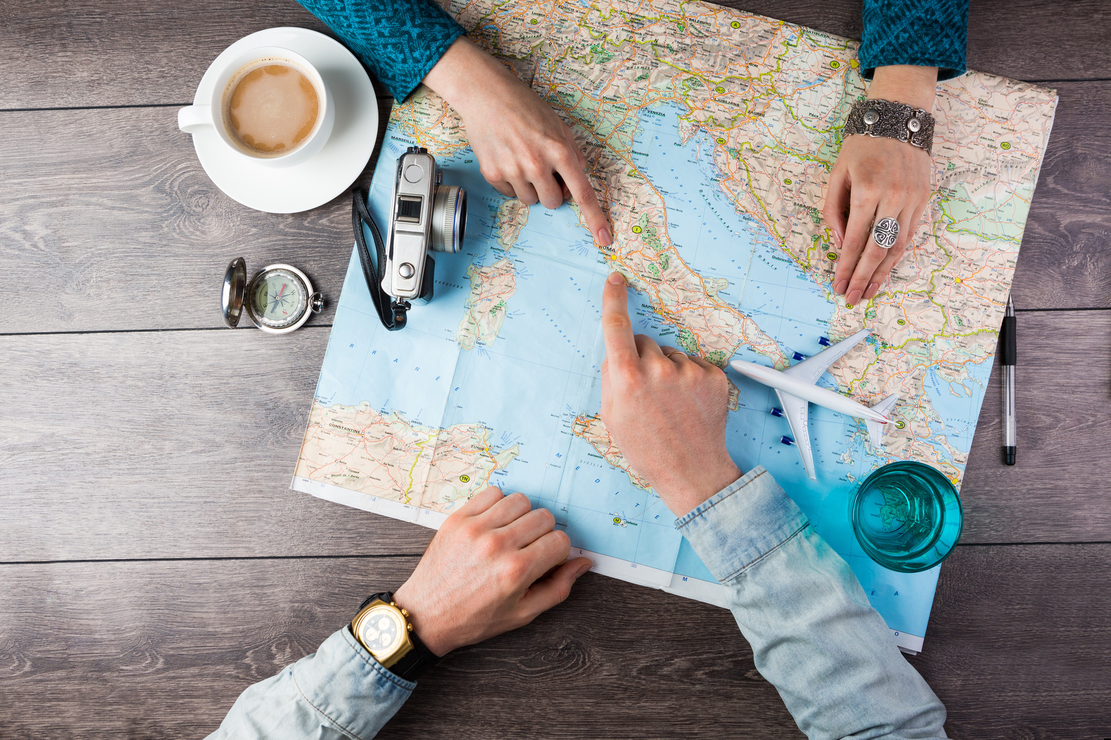 Weltkarte mit Ulaurbszielen, jemand plant die nächste Reise