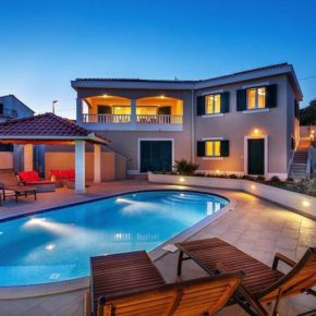 8 Tage luxuriöses Ferienhaus an der Adriaküste direkt am Strand mit Garten & Pool ab 187€