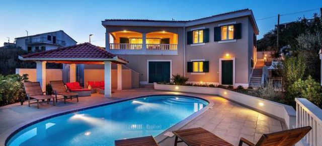 8 Tage luxuriöses Ferienhaus an der Adriaküste direkt am Strand mit Garten & Pool ab 187€