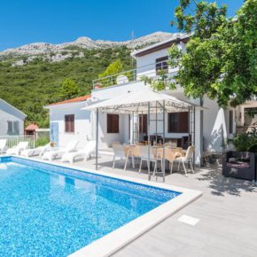 Kroatien: 8 Tage im eigenen Ferienhaus mit Pool & Meerblick nur 98€
