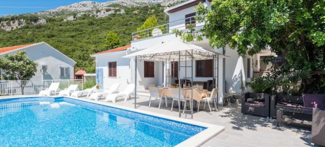 Kroatien: 8 Tage im eigenen Ferienhaus mit Pool & Meerblick nur 98€