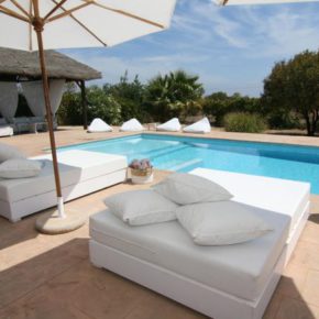 Ibiza mit der Crew: 8 Tage im eigenen Ferienhaus mit Meerblick & Pool ab 288€ p.P.