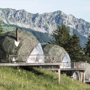 Glamping in der Schweiz: 3 Tage im luxuriösen Whitepod mit Frühstück für 533€