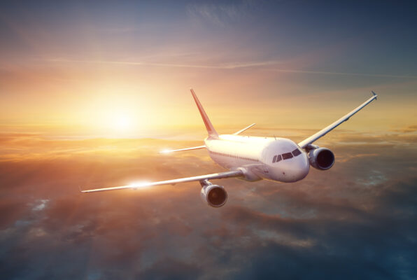 flug über den wolken im sonnenuntergang