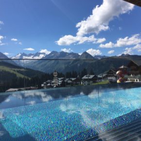 Hängebrücke im Zillertal: [ut f="duration"] Tage Wellness Deluxe im [ut f="stars"]* Hotel mit [ut f="board"] & Infinity-Pool ab [ut f="price"]€