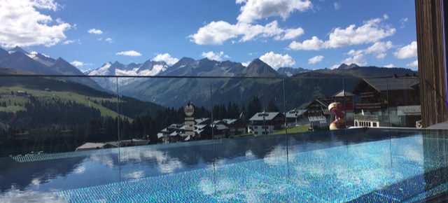Hängebrücke im Zillertal: 3 Tage Wellness Deluxe im 4.5* Hotel mit Halbpension & Infinity-Pool ab 239€