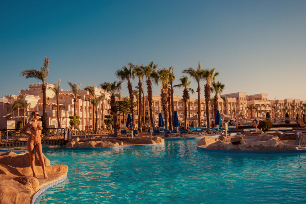 aegypten hurghada frau vor hotel