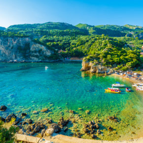 Diesen Sommer nach Griechenland: [ut f="duration"] Tage auf Korfu mit Studio in Strandnähe & Flug ab nur [ut f="price"]€