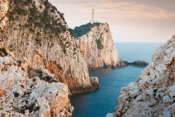 griechenland lefkada doukato leuchtturm auf klippe