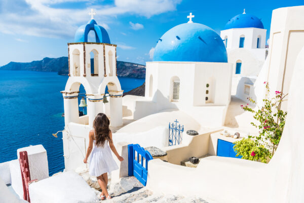 griechenland santorini haueser frau in weißem kleid