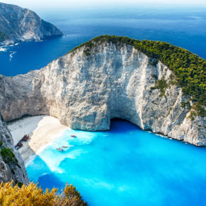 Griechisches Inselparadies: 7 Tage Zakynthos im 3* Strandhotel mit Halbpension, Flug & Transfer nur 407€