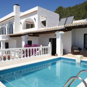 Urlaub mit Freunden: 8 Tage Ibiza in eigenem Ferienhaus mit Pool & Meerblick ab 296€