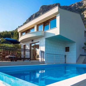 Mit Freunden nach Kroatien: 8 Tage in eigener Villa mit Infinity-Pool & Meerblick ab 365€