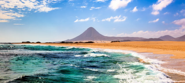 Rote Warnflagge am Strand von Silvi Marina, Italien