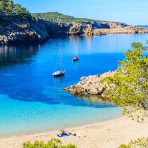 Whoa! We're going to Ibiza: [ut f="duration"] Tage Inselurlaub inkl. guter Unterkunft am Strand & Flug um [ut f="price"]€