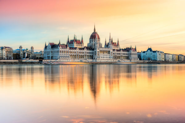 Ungarn Budapest Parlament Sonnenlicht