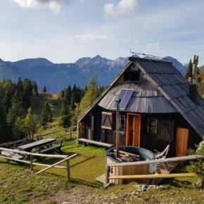 Ferienhaus übers Wochenende: [ut f="duration"] Tage Slowenien in einer Almhütte mit Sauna & Hot Tub ab [ut f="price"]€ p.P.