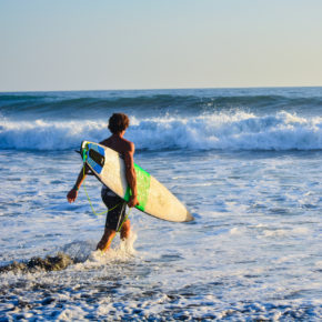 Surfen in Costa Rica: Die besten Spots zum Wellenreiten