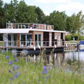 Wochenende auf dem Hausboot: 4 Tage mit Dachterrasse & Seeblick ab 65€ p.P.