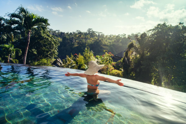 Infinity Pool Frau