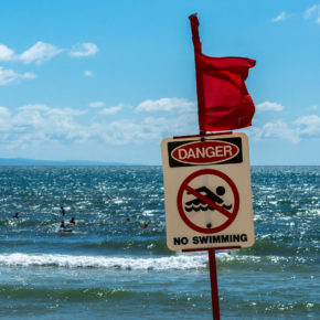 Bunte Flaggen am Strand & ihre Bedeutung