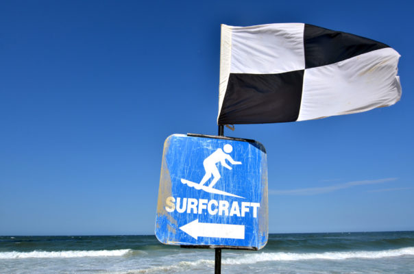 Rote Warnflagge am Strand von Silvi Marina, Italien