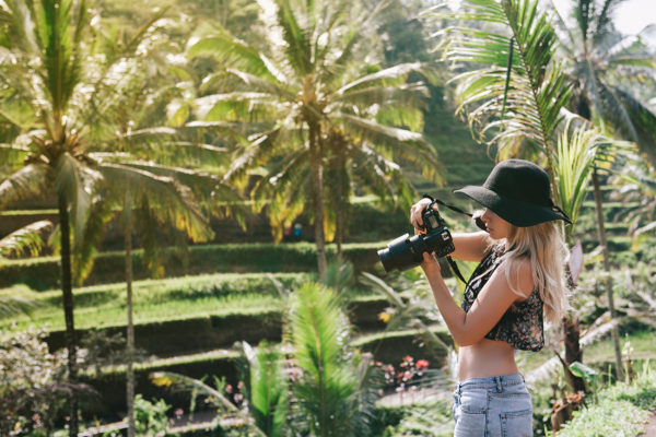 Bali Rundreise Frau Reisplantage Kamera
