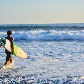 Surfen auf Curaçao: Tipps für die besten Spots zum Wellenreiten, Windsurfen & Kitesurfen