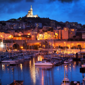 Frankreich Marseille Hafen bei Nacht
