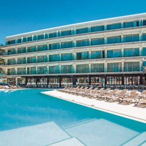 Vamos a la playa: 6 Tage Ibiza im TOP 4* Hotel direkt am Strand mit Frühstück, Flug & Transfer für 496€