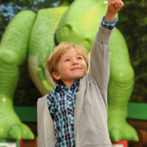 Kleiner Junge im Walt Disney Studios Park Paris