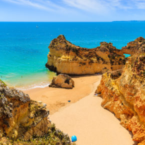 Urlaub an der schönen Algarve: 8 Tage mit 3* Hotel, Frühstück & Flug nur 299€