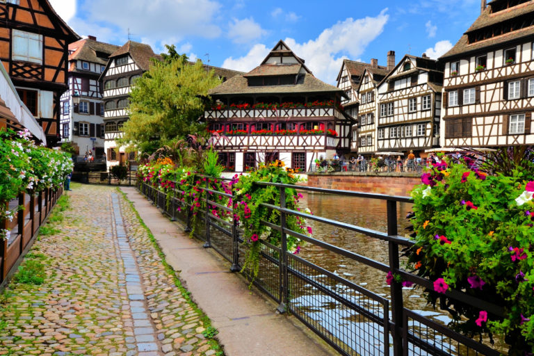 Blick in die Straßen von Straßburg am Kanal