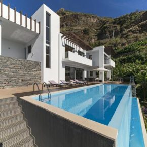 Auszeit in Portugal: [ut f="duration"] Tage Madeira in Design-Villa mit eigenem Infinity-Pool ab [ut f="price"]€ p.P.
