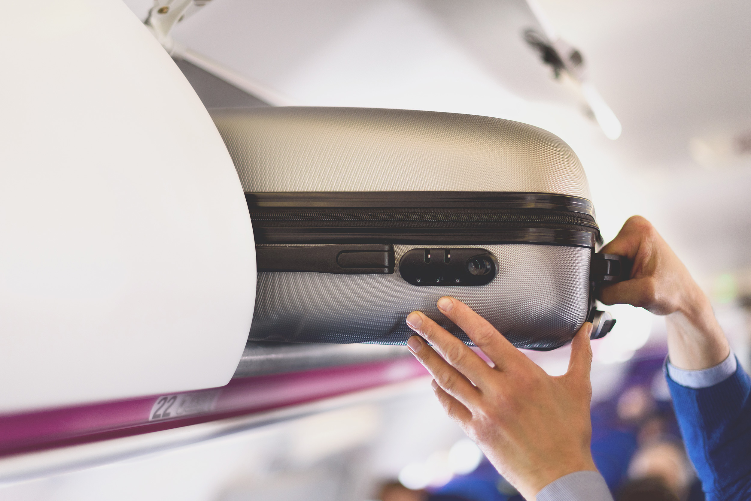 Handgepäck Was darf mit? Bestimmungen & Regeln aller Airlines