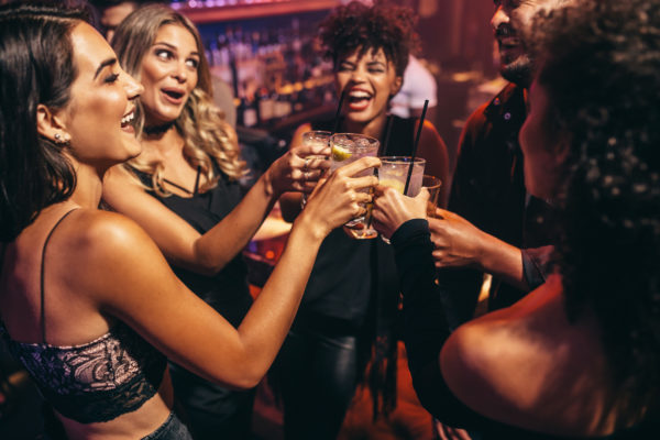 Party Freunde anstoßen