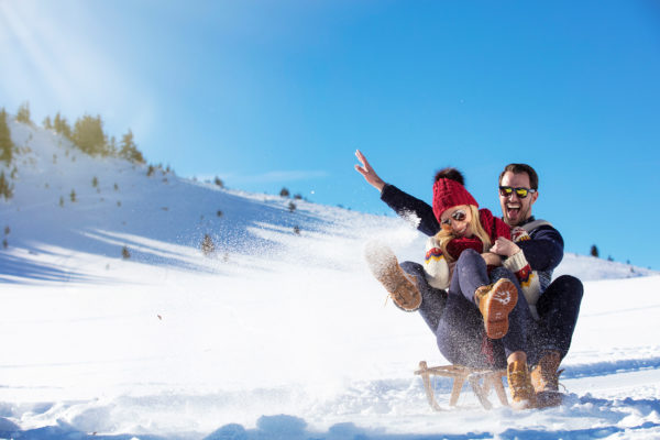 Schlitten fahren Schnee Rodeln Paar