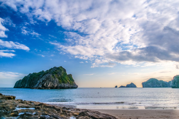 Vietnam Ha Long Strand