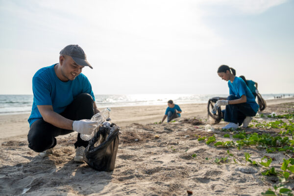 freiwillige helfer sammeln muell am strand