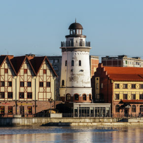 Russland Kaliningrad Haeuser Fluss