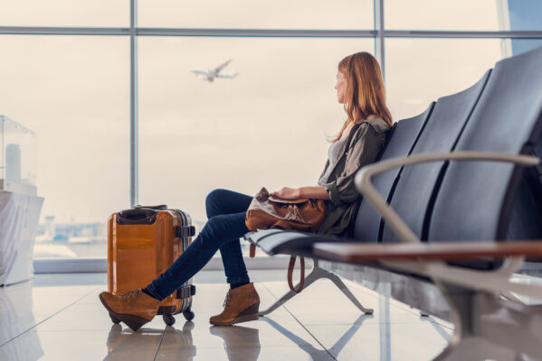flughafen wartebereich frau