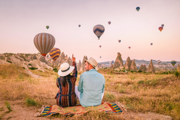 Türkei Kappadokien Heißluftballons Paar